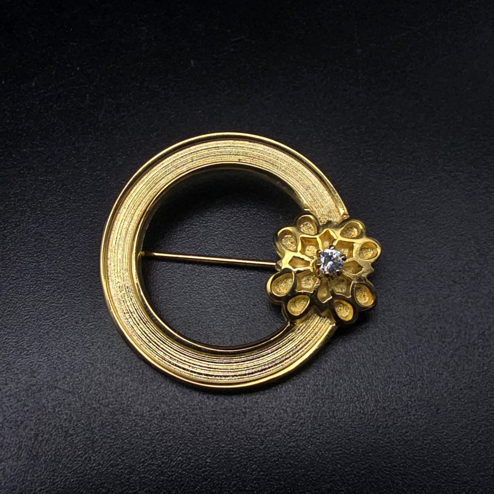 Gold Tone Wreath Brooch Rhinestone Timeless Classic Vintage Jewelry